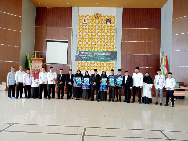 Kepala Biro AUAK IAIN SAS Babel Melantik dan Mengambil Sumpah 2 Pejabat Fungsional Dosen dan 5 Orang PPPK (Senin, 22 April 2024)
